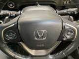 ハンドルにHondaセンシング系のクルーズコントロールやレーンキープアシストなどのスイッチと、オーディオの操作スイッチが装備されています。ハンドルから手を離さず安全に操作できます。