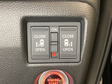 リアドアは乗り降りに便利な両側電動スライドドアです。また運転席に座っていながらスイッチ操作で自在にスライドドアを開け閉めできます。