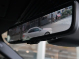 車体に装備したカメラによる後方映像が、ルームミラーに映し出されます。後席に人が座っていても、ラゲッジスペースに荷物を満載していても、車両後方の様子をはっきりと確認できます。