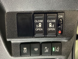 両側電動スライドドアは運転席から操作ができるよう、操作スイッチが付いています。Hondaセンシング用のVSA(ABS+TCS+横滑り抑制)解除とレーンキープアシストシステムなどのスイッチがあります。
