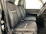 女性でも運転がしやすいように、シートの高さ調整機能(シートリフター)がついています。広い足元にゆったり座れるシートには肘掛も装備しており長距離の運転でも疲れにくいシートです。