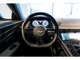 GTカーでありながら、スポーツカーを忘れさせないステアリングとパドルシフトとなっております。