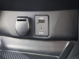 USBオーディオ用ソケットがついていますので携帯電話などを接続すれば音楽等の再生が可能です!