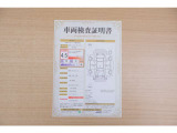 【車両検査証明書】店頭にてクルマの状態が一目で分かる検査証明書を公開中。トヨタ認定検査員が厳しく査定し、状態を点数と図解で表示しています。修復歴はもちろん、傷やヘコミの箇所や程度がご確認いただけます。