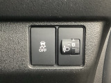 ハンドルの右側にはヘットライトリベライザーとHondaセンシング用のVSA解除スイッチなどがついています。ヘッドライトリベライザーは道路状況や積荷の加重に応じてライトの高さを調節できます。