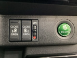 リアドアは乗り降りに便利な両側電動スライドドアです。また運転席に座っていながらスイッチ操作で自在にスライドドアを開け閉めできます。燃費に役立つECONボタンもここです。