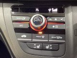 セレクトレバーの左側にプラズマクラスター付き・オートエアコンがついてますので簡単操作で快適に過ごせます。シートヒータースイッチ内蔵で前席の左右別々にHiとLoの2段階で温度設定ができます。