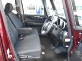 体が沈み込まないちょうどいい固さのシートなので、長時間の運転も疲れづらいんですよ♪足元もすっきりと広いです!