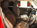 【運転席シート】布製シートの最大のメリットは、ホールド感です。体が滑りにくく、夏場の蒸れや冬場の座面の冷たさを感じにくいという、日本の四季に適した快適性があります。