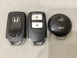 スマートキーを装備しています。鍵を差し込むことなくドアロックの開け閉めと、スタートボタン操作でのエンジンスタートができます。加えて、純正リモコンエンジンスターター用の操作キーもついています。