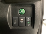 Hondaセンシング用の、VSA(ABS+TCS+横滑り抑制)解除と路外逸脱抑制機能のオンオフスイッチなどはハンドルの右側に装備しています。燃費に役立つECONボタンもここです。