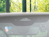 【i-ACTIVESENSE】走行中に前方の車両等を認識し、衝突しそうな時は警報とブレーキで衝突回避と被害軽減をアシスト。より安全にドライブをお楽しみいただけます。