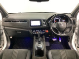 車内は光触媒抗菌消臭施工済です。スタイリッシュなデザインでスポーティなインパネ周りを演出します。グローブボックスやカップホルダーのほかにトレーなどたくさんの収納スペースが付いています。