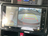 ■苦手な人が多い駐車場での車庫入れや狭い道でも大丈夫です/クルマの前後左右にカメラを設置してモニターで表示してくれるため、運転席から見えにくい場所を映し出してドライブをサポートします!