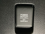 アクセサリーソケットはUSBのアダプターなどをつければ、スマホの充電にも使えます。周辺には物が置けるボックスがついています。