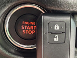 【キーレススタートシステム】カバンやポケットに入れたままでもドアの施錠・解錠が可能なスマートキーを装備。エンジンのオン・オフ時もカギを取り出す必要が無いからとっても便利です♪