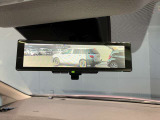 後方ピラーや荷物、後席の同乗者やガラスのくもりなど、視界が妨げられた場合でも、後方カメラからの映像で安全を確認することができます。