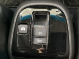 セレクトレバーの下に電子制御パーキングブレーキがあります。スイッチひとつで、停車した地点の傾斜などをシステムが検知・判断してブレーキ力を自動的に最適制御し、しっかり停車できるパーキングシステムです。