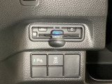 ハンドルの左下にETCとHondaセンシング用の、VSA(ABS+TCS+横滑り抑制)解除スイッチなどがついています。高速道路の料金所の通過も楽々です。 カードの取り出しもしやすい場所についています。