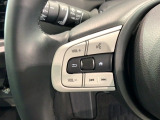 ステアリングにオーディオ操作スイッチが付いています。オーディオ画面に直接タッチしなくても操作が出来ますので、運転に集中できます。