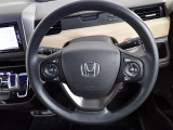 ハンドル左側にはオーディオ操作が出来るオーディオリモートコントロールスイッチ、右側にはHonda SENSINGとオートクルーズコントロールのスイッチを装備!