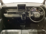 車内は光触媒抗菌消臭施工済です。インパネ周りはスタイリッシュなデザインで機能や装備も充実しています。グローブボックスやカップホルダーのほかにトレーなどたくさんの収納スペースが付いています。