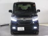 ハロゲンより明るく、より遠くまでさらなる安心感のあるLEDヘッドライトを採用。照射軸の上下方向を自動調整するオートレベリング機構、点灯忘れも防止できるオートライトコントロール機構付きです。