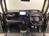 車内は光触媒抗菌消臭施工済です。スタイリッシュなデザインでスポーティなインパネ周りを演出します。グローブボックスやカップホルダーのほかにトレーなどたくさんの収納スペースが付いています。