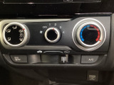 マニュアルエアコン装備です。風量調節など手動で行いますが、簡単操作で快適に過ごせます。リア熱線のスイッチの中にサイドミラーヒーターも入っています。