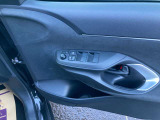 パワーウィンドウのスイッチです。運転席に居ながら窓を開け閉めのコントロールできます!