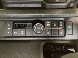 セレクトレバーの左上にオートエアコンがついてますので簡単操作で快適に過ごせます。シートヒータースイッチ内蔵で前席の左右別々に2段階で温度設定ができます。