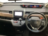車内は光触媒抗菌消臭施工済です。スタイリッシュなデザインで暖かみのあるインパネ周りを演出します。グローブボックスやカップホルダーのほかにトレーなどたくさんの収納スペースが装備されています。
