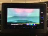 ギヤをR(バック)に入れるとナビの画面に後ろの映像が映るリアカメラ付です。後退時、コンディションが悪い視界でもカラーバックモニターがドライバーをサポートします。
