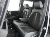 運転席と助手席は足元が繋がっているので自由に行き来しやすいので駐車場が狭いときでも助手席側からスムーズに乗り降りできて便利!