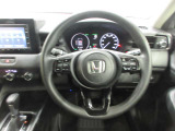 ハンドルの両側に操作ボタンが付いております。運転しながら操作ができるのでとっても便利!さらにステアリングヒーターも付いてます。