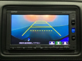 バックでの車庫入れも安心です! リアカメラが付いているバックモニター付のナビを装備しております。操作線もついており距離感も画面から確認できます。