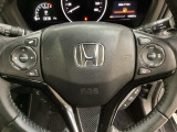 ハンドルにHondaセンシング系のクルーズコントロールやレーンキープアシストなどのスイッチと、オーディオの操作スイッチが装備されています。ハンドルから手を離さず安全に操作できます。