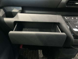 助手席側に引き出しあります☆小物の収納に便利に使えます♪