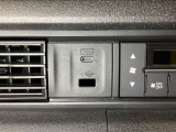 エアコン操作パネルの左側に、スマートフォンなどの充電可能なUSB端子と、音源などの外部入力の可能なUSB端子がついています。移動中に充電もできるので便利です。