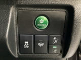 Hondaセンシング用の、VSA(ABS+TCS+横滑り抑制)解除とレーンキープアシストシステムのメインスイッチなどはハンドルの右側に装備しています。燃費に役立つECONボタンもここです。