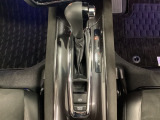CVT車のセレクトレバーです。低速から高速まで、変速ショックのないスムーズな走りと、エンジン効率のよい領域を維持して燃費にも貢献します。サイドブレーキはスイッチ操作の電子制御パーキングブレーキです。