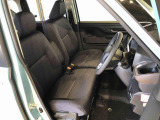運転席の座面高さを調整できるシートリフターが付いています。フロントシートはベンチシートを採用で、座面も広く使い勝手もいいですよ♪