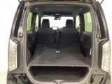 リアシートの背もたれを倒してさらに広々としたトランクスペースになります。段差も少なく荷物の出し入れもしやすくなっています。