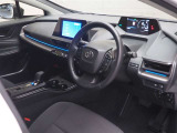 ハンドル周りの様子をご紹介しております。運転席からは視界もよく快適に運転ができます。