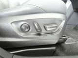 運転席のシート調整を電動で調整できます。無段階調整なので、どなたにもピッタリの調整が可能です。