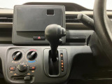 【インパネシフト】シフト操作のしやすいインパネシフトです。足元が広くなりすっきりしますので、大柄な方でも快適に運転ができます。