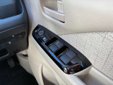 運転席側のドア部。こちらのスイッチでドアミラーの角度調整やパワーウィンドーの操作が可能になります。
