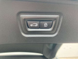 電動テールゲート付、両手がふさがっている場合は足での操作ができます