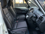 運転席周りは十分な広さがあり、快適に運転いただけます。