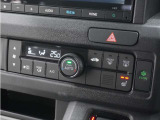 【オートエアコン】温度を設定すれば自動で快適な車内温度を保ちます。エアコン内部の高性能脱臭フィルターで車内のアレルゲンや花粉を除去。